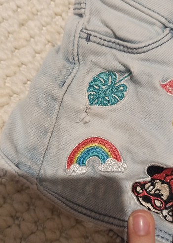 Nakışlı Düğmeli Gri Kız Denim Şort - Görsel 3