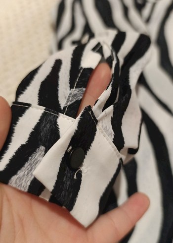 Kadın Beyaz Gri Zebra Desenli Uzun Kollu Gömlek bluz - Görsel 3