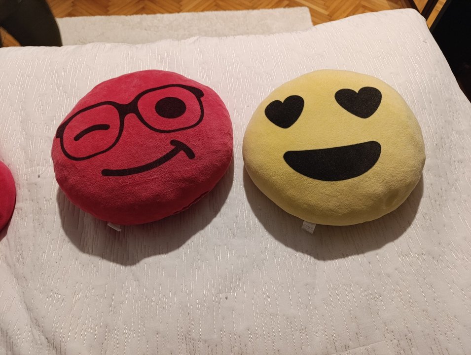 Renkli Emoji ve Figürlü Peluş Oyuncaklar - Görsel 2