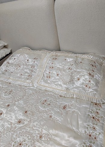 İşlemeli Parlak Beyaz Yatak Örtüsü - Görsel 4