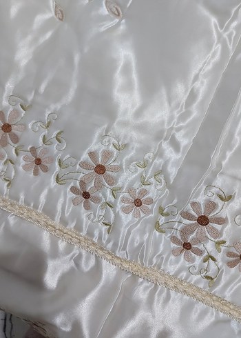 İşlemeli Parlak Beyaz Yatak Örtüsü - Görsel 5