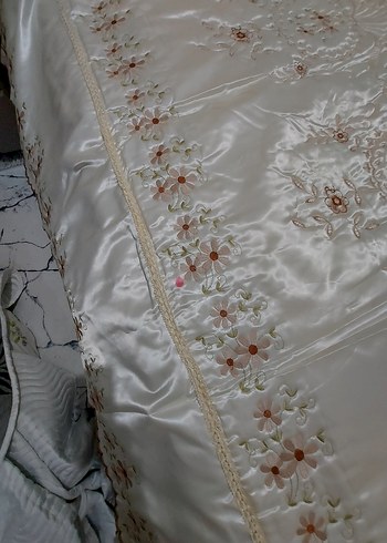 İşlemeli Parlak Beyaz Yatak Örtüsü - Görsel 3