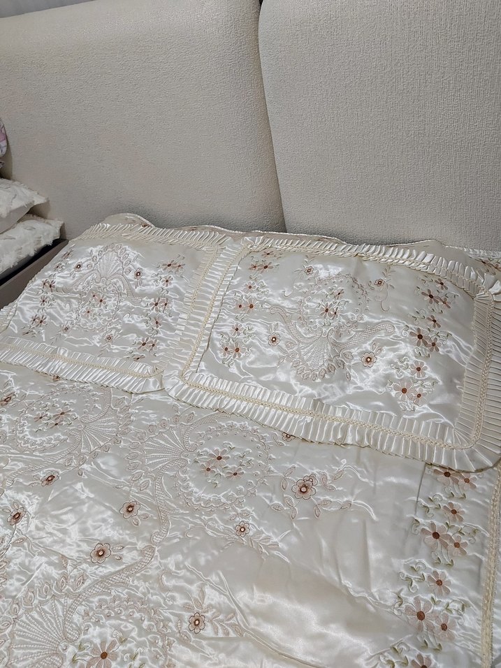İşlemeli Parlak Beyaz Yatak Örtüsü - Görsel 4