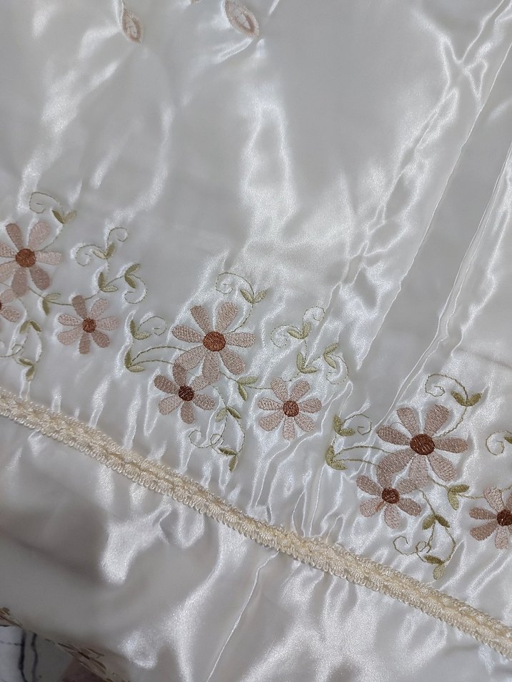 İşlemeli Parlak Beyaz Yatak Örtüsü - Görsel 5