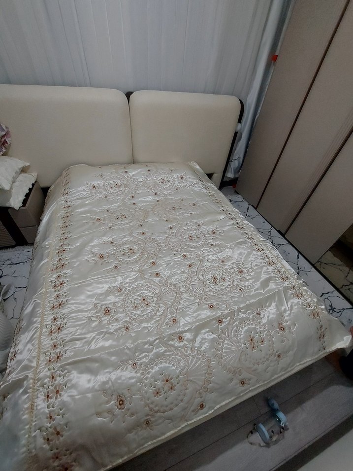 İşlemeli Parlak Beyaz Yatak Örtüsü - Görsel 2