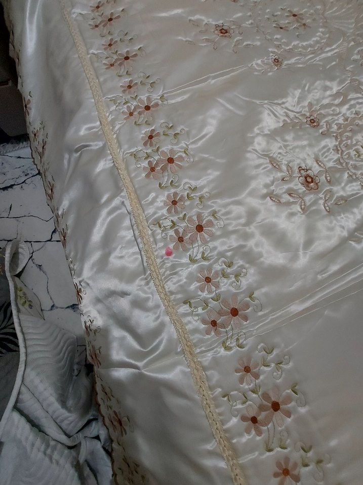 İşlemeli Parlak Beyaz Yatak Örtüsü - Görsel 3