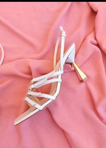 Beyaz Tokalı İnce Topuklu Kadın Sandalet - Görsel 2