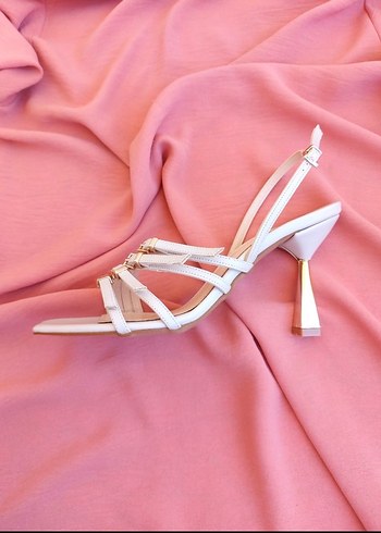 Beyaz Tokalı İnce Topuklu Kadın Sandalet - Görsel 5