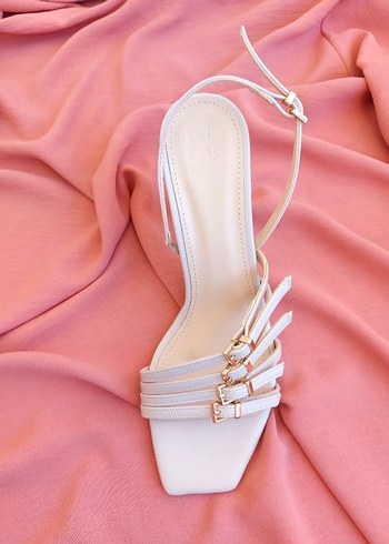 Beyaz Tokalı İnce Topuklu Kadın Sandalet - Görsel 4