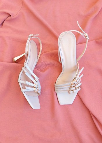 Beyaz Tokalı İnce Topuklu Kadın Sandalet - Görsel 3