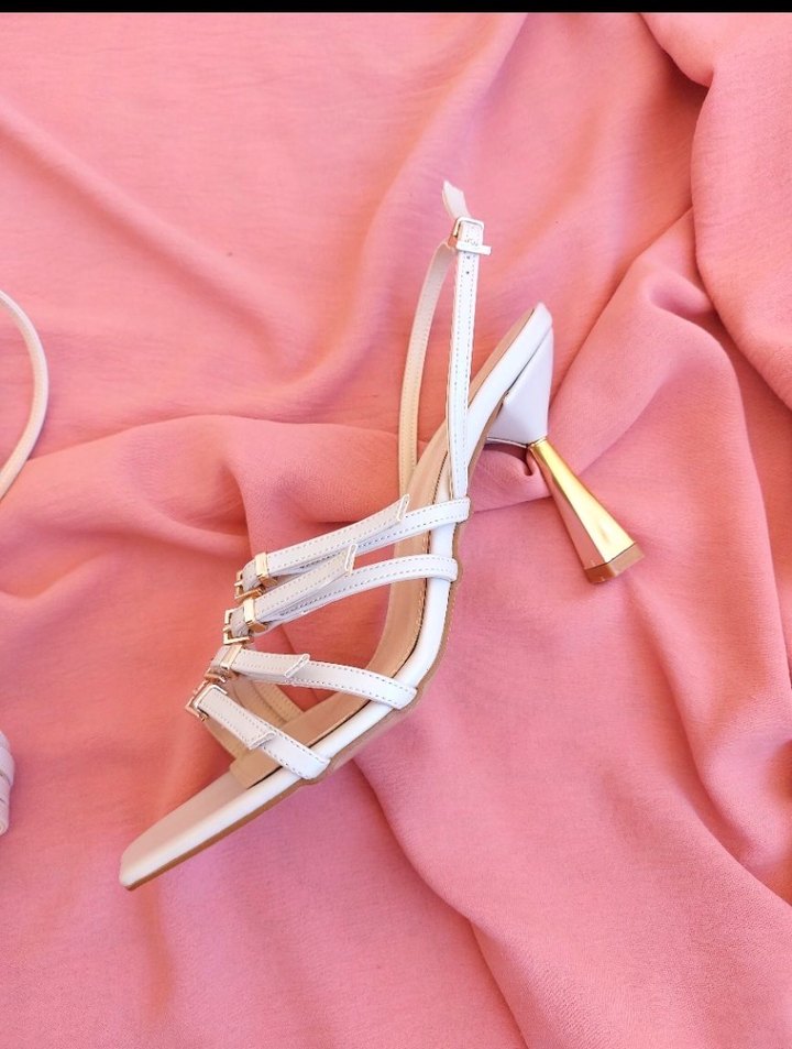 Beyaz Tokalı İnce Topuklu Kadın Sandalet - Görsel 2