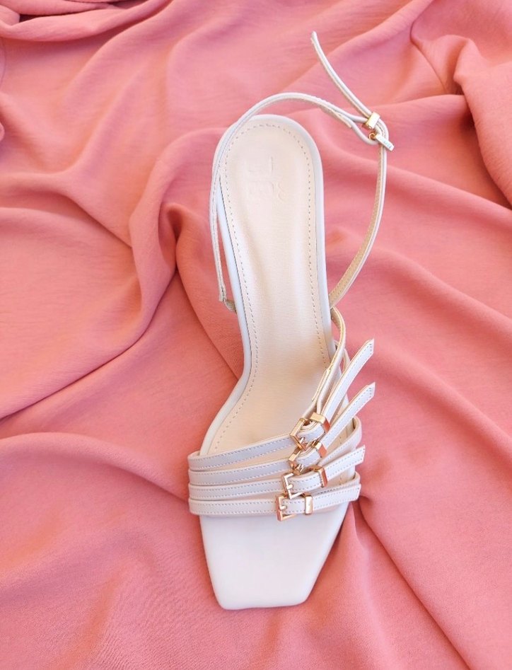 Beyaz Tokalı İnce Topuklu Kadın Sandalet - Görsel 4
