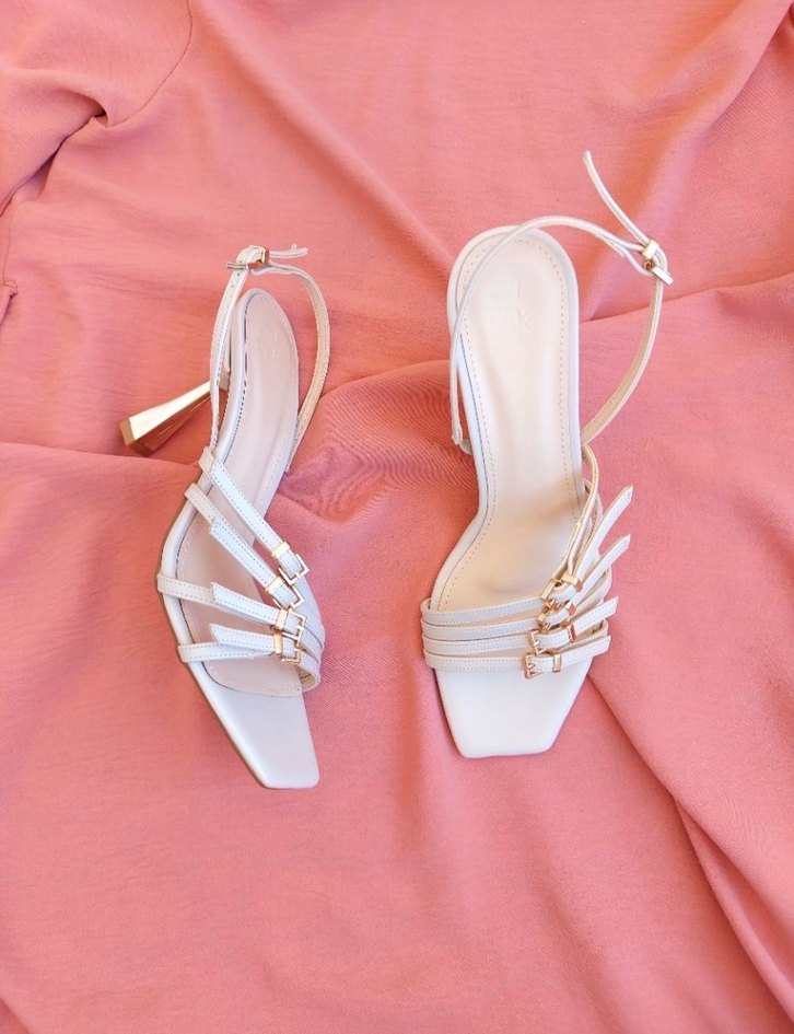 Beyaz Tokalı İnce Topuklu Kadın Sandalet - Görsel 3