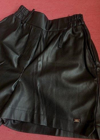 Siyah Deri Mini Şort - Gevşek ve Kemerli - Görsel 2