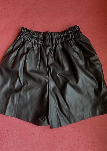 Siyah Deri Mini Şort - Gevşek ve Kemerli - Görsel 3