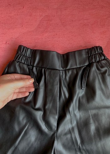 Siyah Deri Mini Şort - Gevşek ve Kemerli - Görsel 4