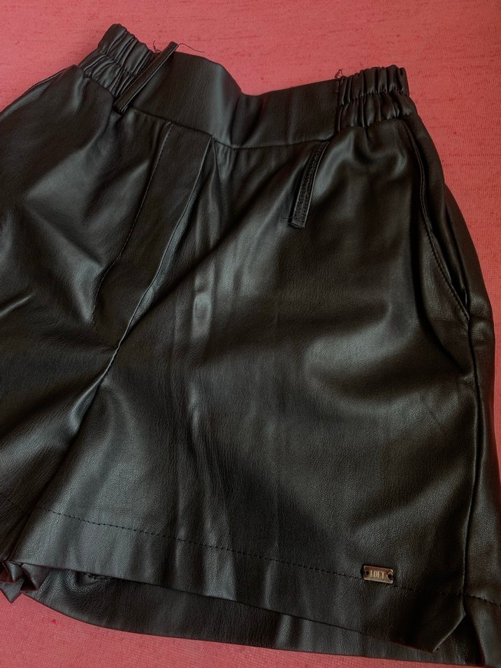 Siyah Deri Mini Şort - Gevşek ve Kemerli - Görsel 2