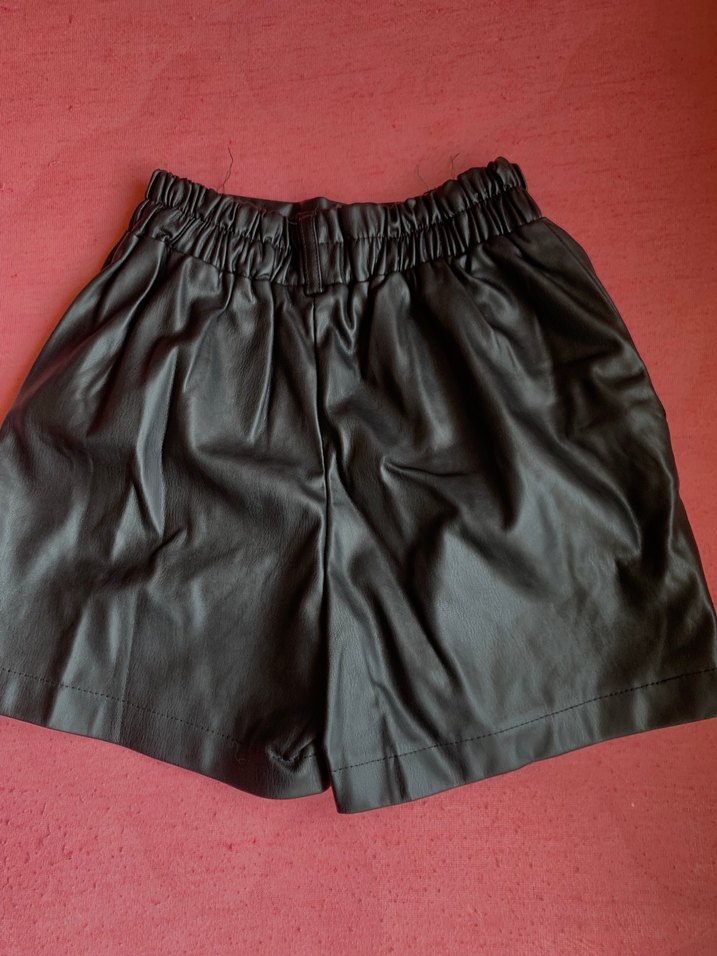 Siyah Deri Mini Şort - Gevşek ve Kemerli - Görsel 3
