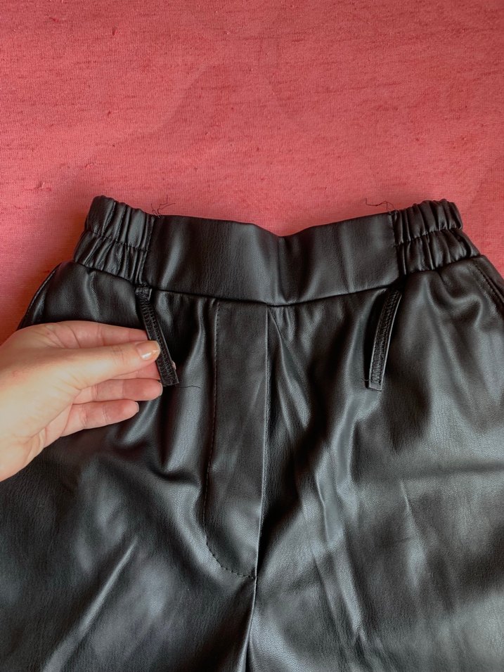 Siyah Deri Mini Şort - Gevşek ve Kemerli - Görsel 4