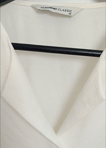 Kadın Beyaz V Yaka Gömlek - Görsel 3