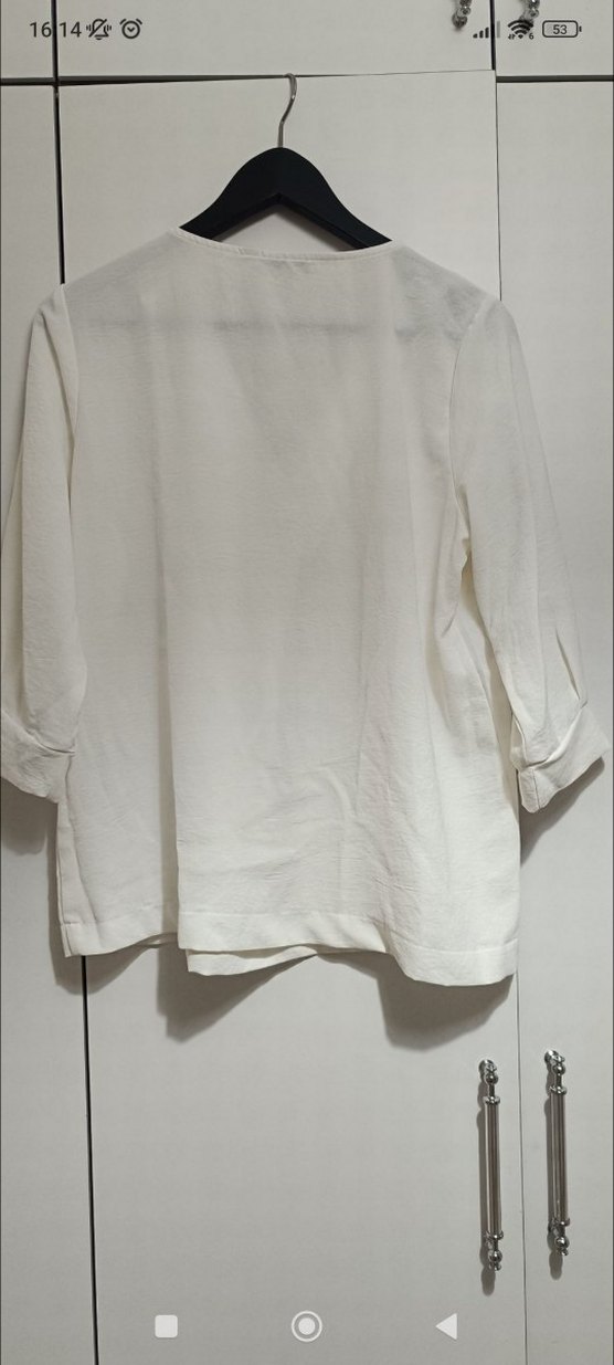 Kadın Beyaz V Yaka Gömlek - Görsel 4