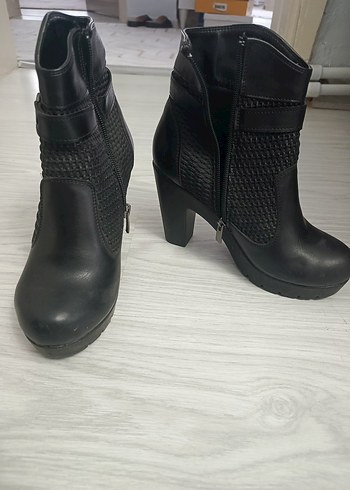 Siyah Yüksek Topuklu Kemerli Deri Bot - Görsel 4