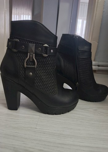 Siyah Yüksek Topuklu Kemerli Deri Bot - Görsel 2