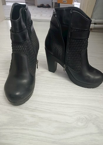 Siyah Yüksek Topuklu Kemerli Deri Bot - Görsel 3