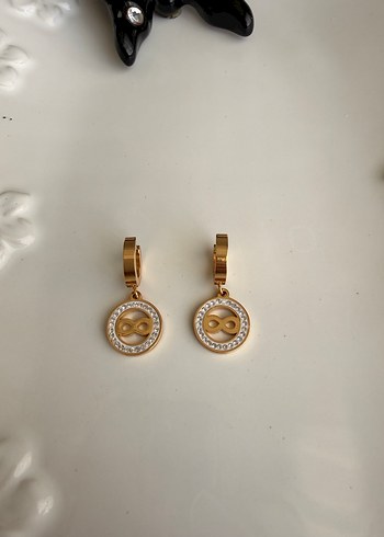  Beden Altın Renk Çelik Taşlı Sonsuzluk Küpe