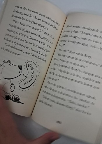 Penguen Curcunası ve yanında ingilizce bir kitap - Görsel 3