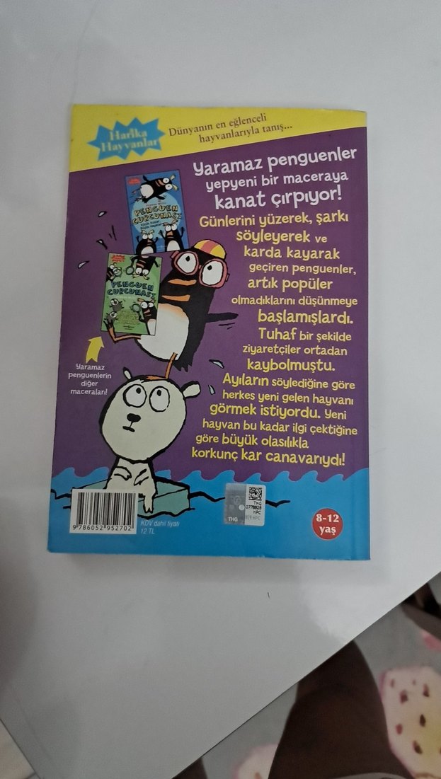Penguen Curcunası ve yanında ingilizce bir kitap - Görsel 2