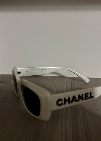 Beden beyaz Renk Zincir Detaylı Parlak Beyaz Chanel Güneş Gözlüğü