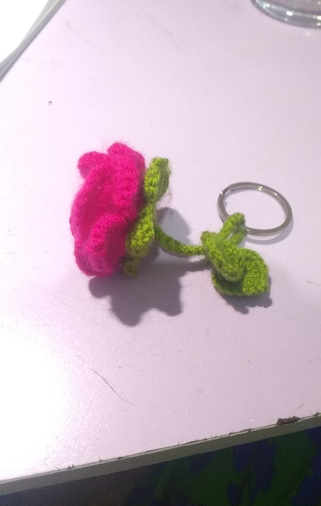 El Örgüsü Pembe Çiçekli Anahtarlık - Görsel 2