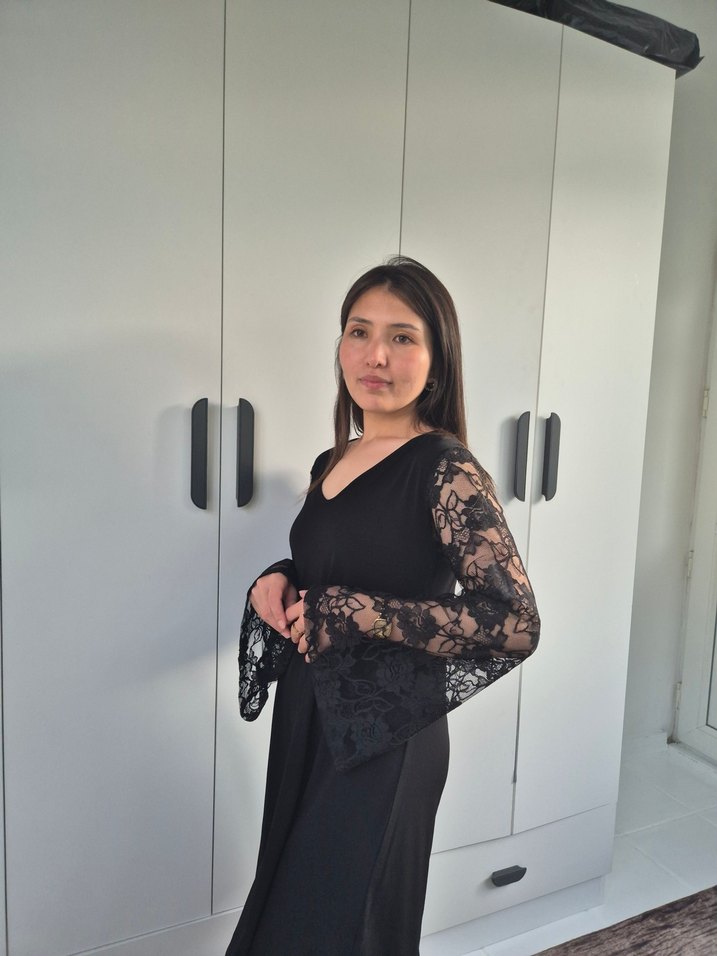 Dantel Detaylı Siyah V Yaka Midi Elbise - Görsel 3