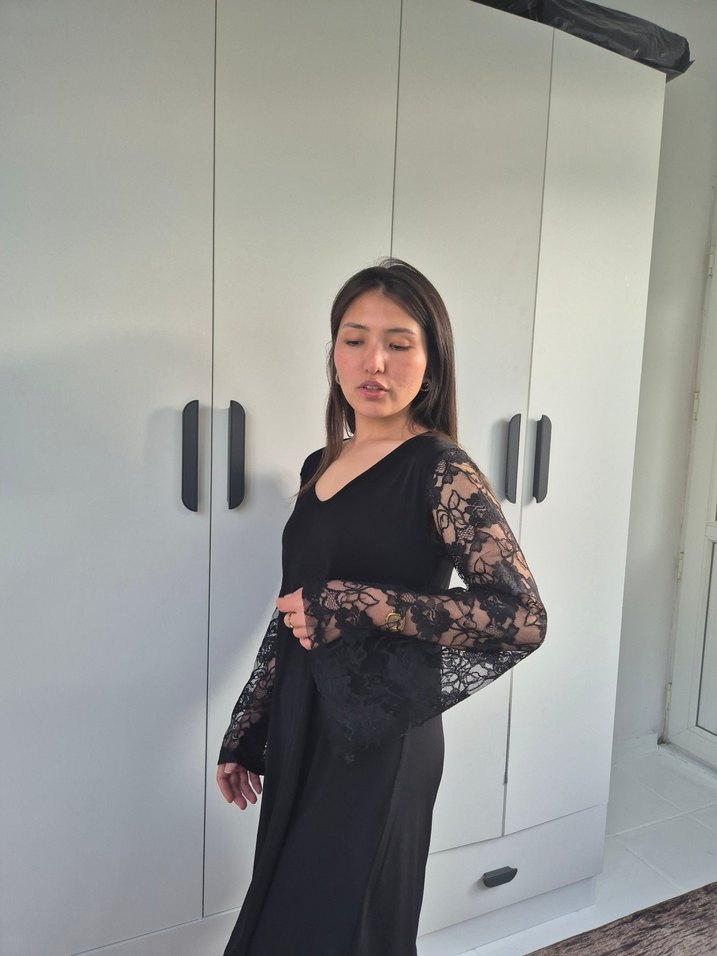 Dantel Detaylı Siyah V Yaka Midi Elbise - Görsel 4