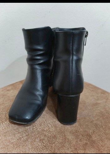 Kadın Siyah Deri Topuklu Bot - Görsel 3