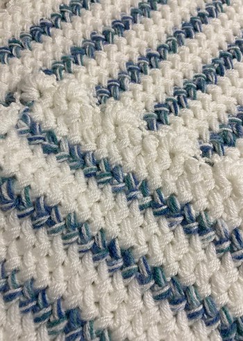 Çizgili Mavi Beyaz Örgü Bebek Battaniyesi - Görsel 3