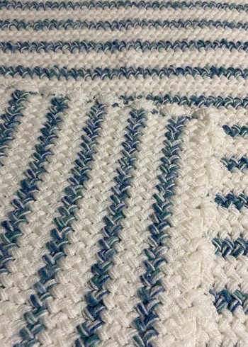 Çizgili Mavi Beyaz Örgü Bebek Battaniyesi - Görsel 2