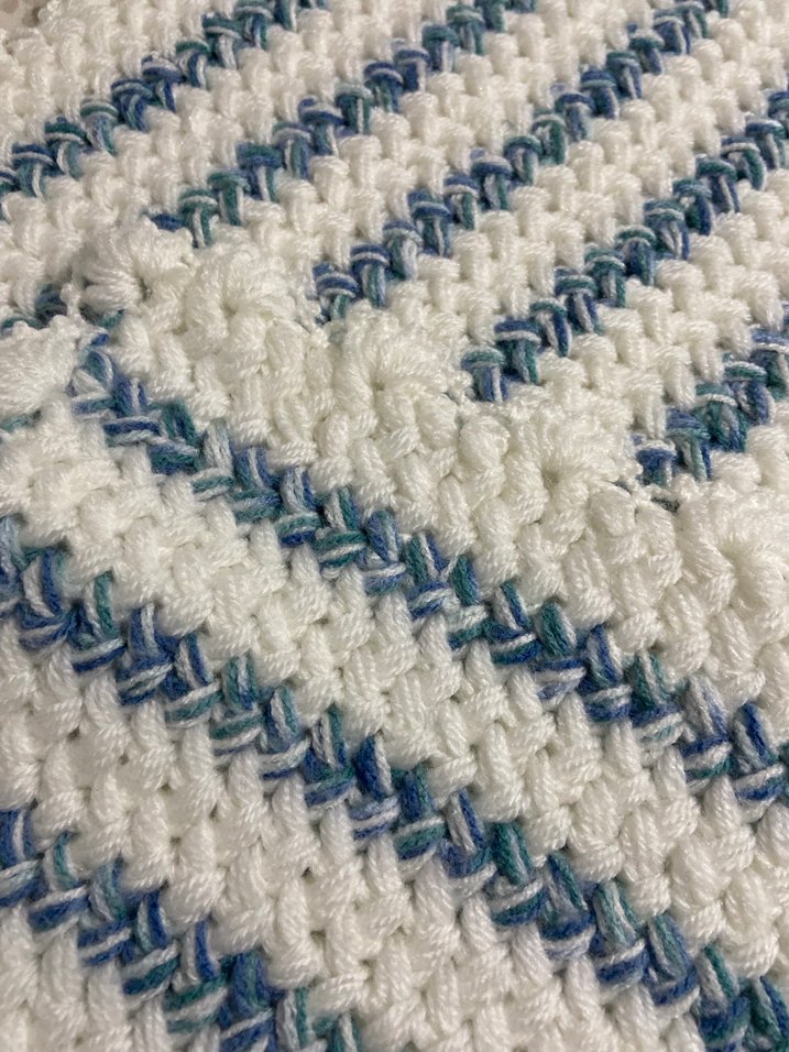 Çizgili Mavi Beyaz Örgü Bebek Battaniyesi - Görsel 3