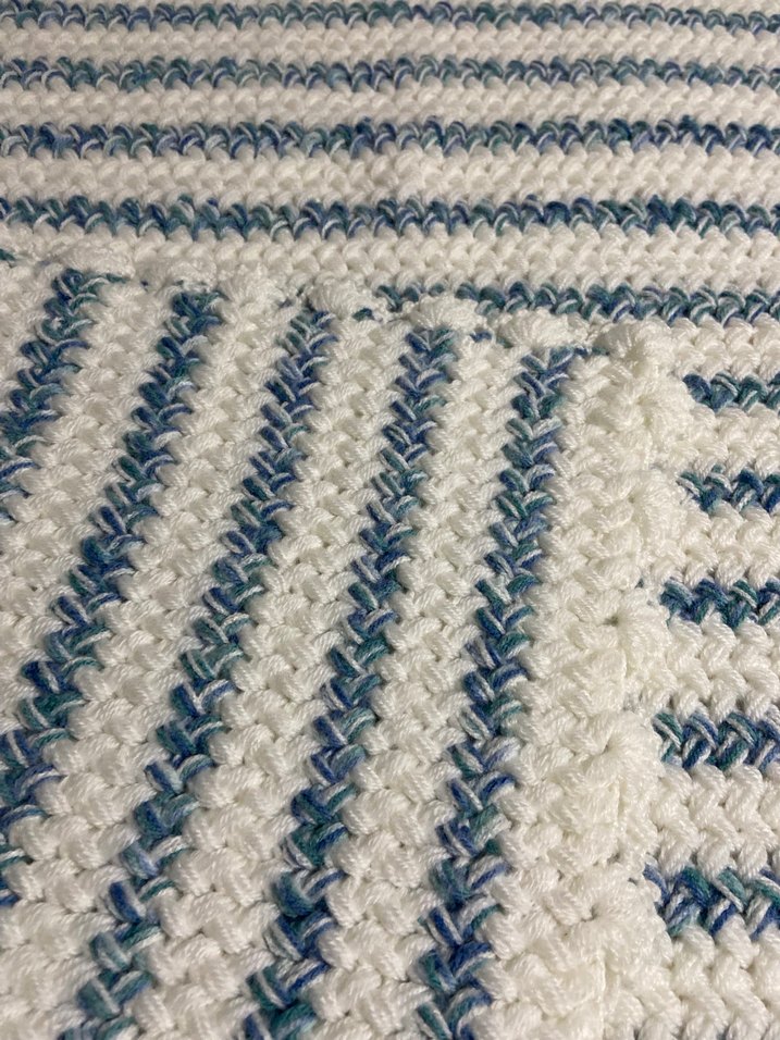 Çizgili Mavi Beyaz Örgü Bebek Battaniyesi - Görsel 2