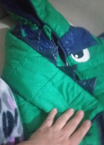 Erkek Çocuk Kapüşonlu Yeşil Desenli Mont - Görsel 2