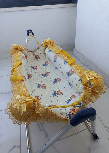 Sarı Renkli Bebek Beşiği