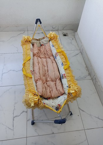 Beden Sarı Renkli Bebek Beşiği