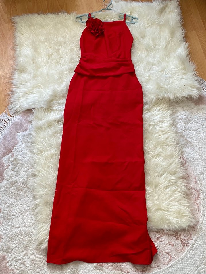 Kırmızı Elbise - Görsel 2
