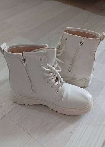 Beyaz Bağcıklı Kadın Dolgu Topuk Bot - Görsel 6