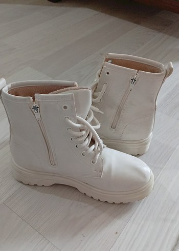 Beyaz Bağcıklı Kadın Dolgu Topuk Bot - Görsel 5