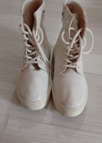 Beyaz Bağcıklı Kadın Dolgu Topuk Bot - Görsel 2