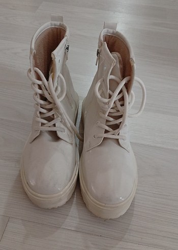 Beyaz Bağcıklı Kadın Dolgu Topuk Bot - Görsel 3