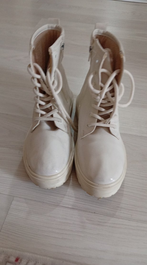 Beyaz Bağcıklı Kadın Dolgu Topuk Bot - Görsel 2