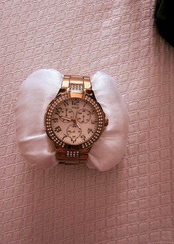 Guess Guess marka Parlak Altın Kemerli Kadın Saat